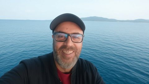 إنهاء أزمة البحار أحمد فنية وقطر مركبه لإيطاليا